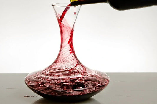 Decantador vs. Aireador de Vino: ¿Cuál necesitas y cuándo usarlo?
