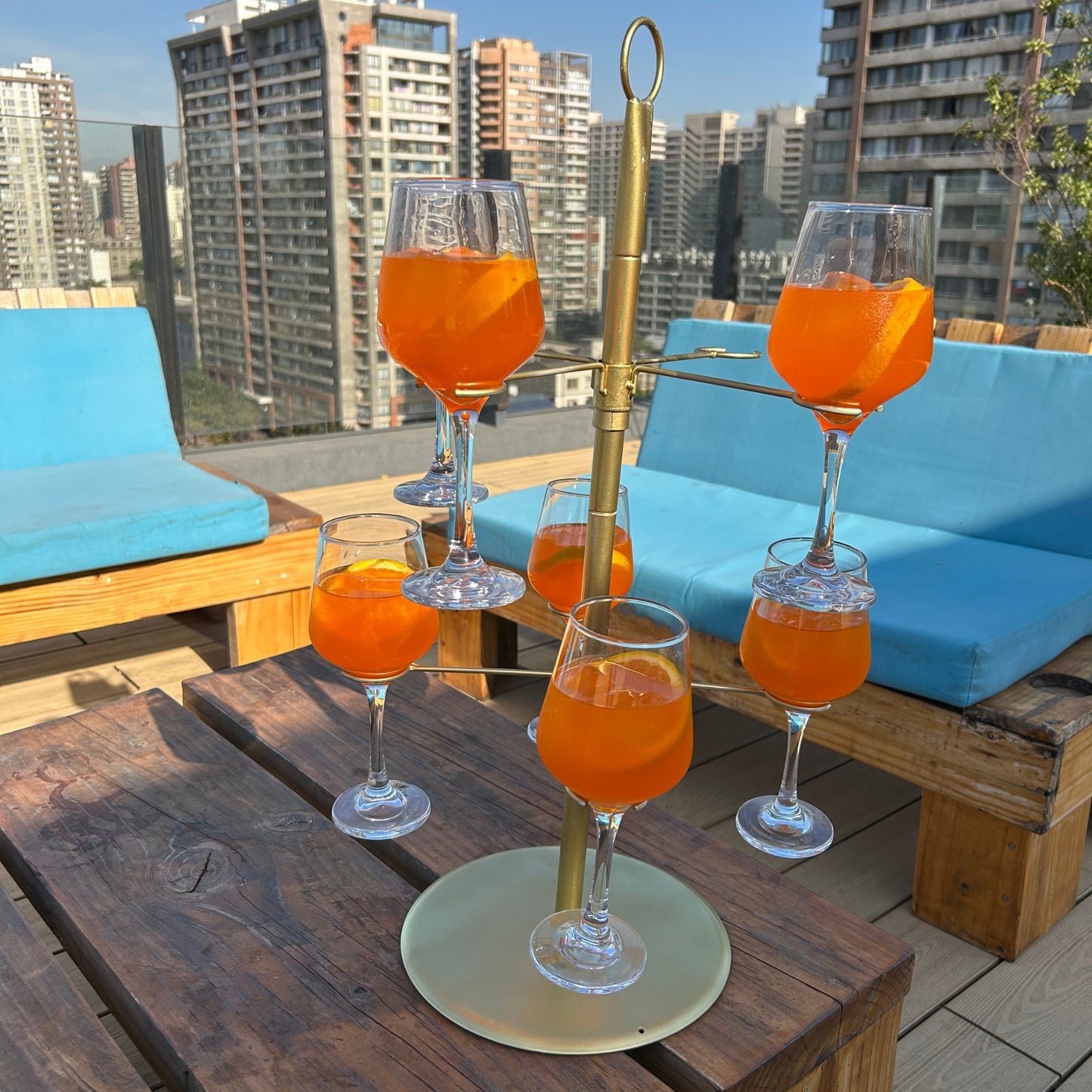 Árbol dorado para copas de vino, exhibido en una barra elegante, con capacidad para 12 copas.