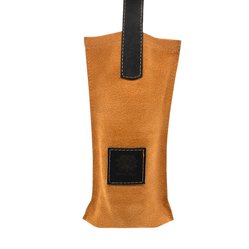 Bolsa de cuero genuino en color café con detalles de diseño clásico, ideal para proteger y llevar botellas de vino con elegancia.