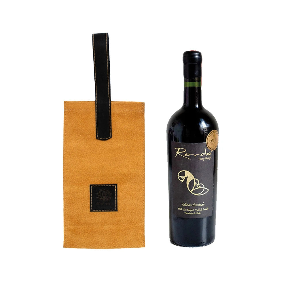 Bolsa de cuero auténtico en color café con una botella de vino dentro, perfecta para regalar en ocasiones especiales.
