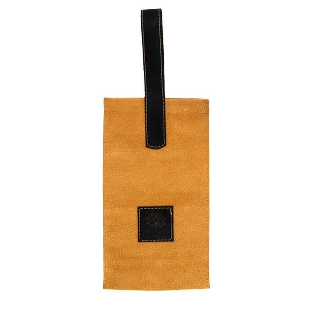 Bolsa de cuero negro para botellas de vino con detalles estampados, un accesorio exclusivo para amantes del vino.