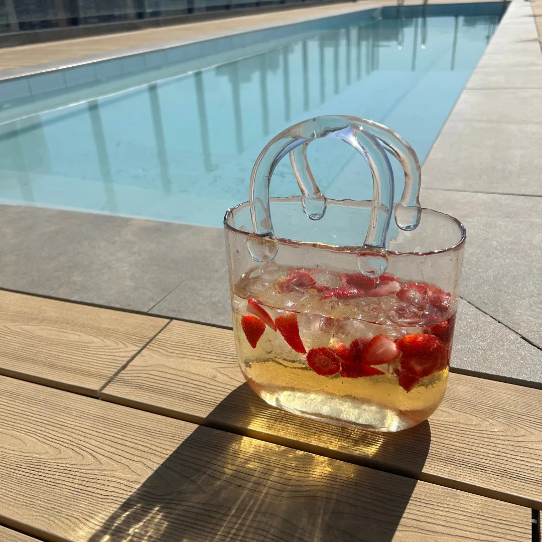 Cartera de vidrio transparente ideal para servir tragos y cócteles con estilo, diseño sofisticado y moderno.