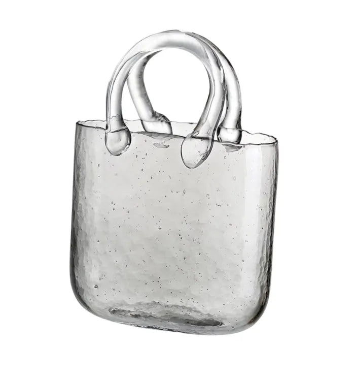 Cartera de vidrio vacía con diseño minimalista, ideal para servir tragos con un toque innovador y creativo.