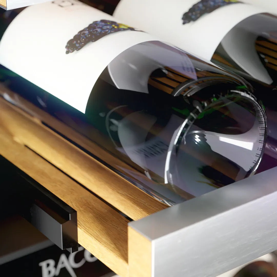 Detalle de estantes de madera con botellas en la cava para vinos de 165 botellas, almacenamiento seguro y elegante.