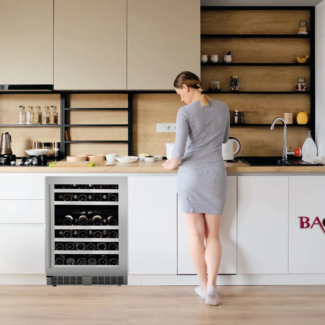 Cava para vinos con capacidad de 46 botellas, integrada en una cocina moderna para un diseño sofisticado.