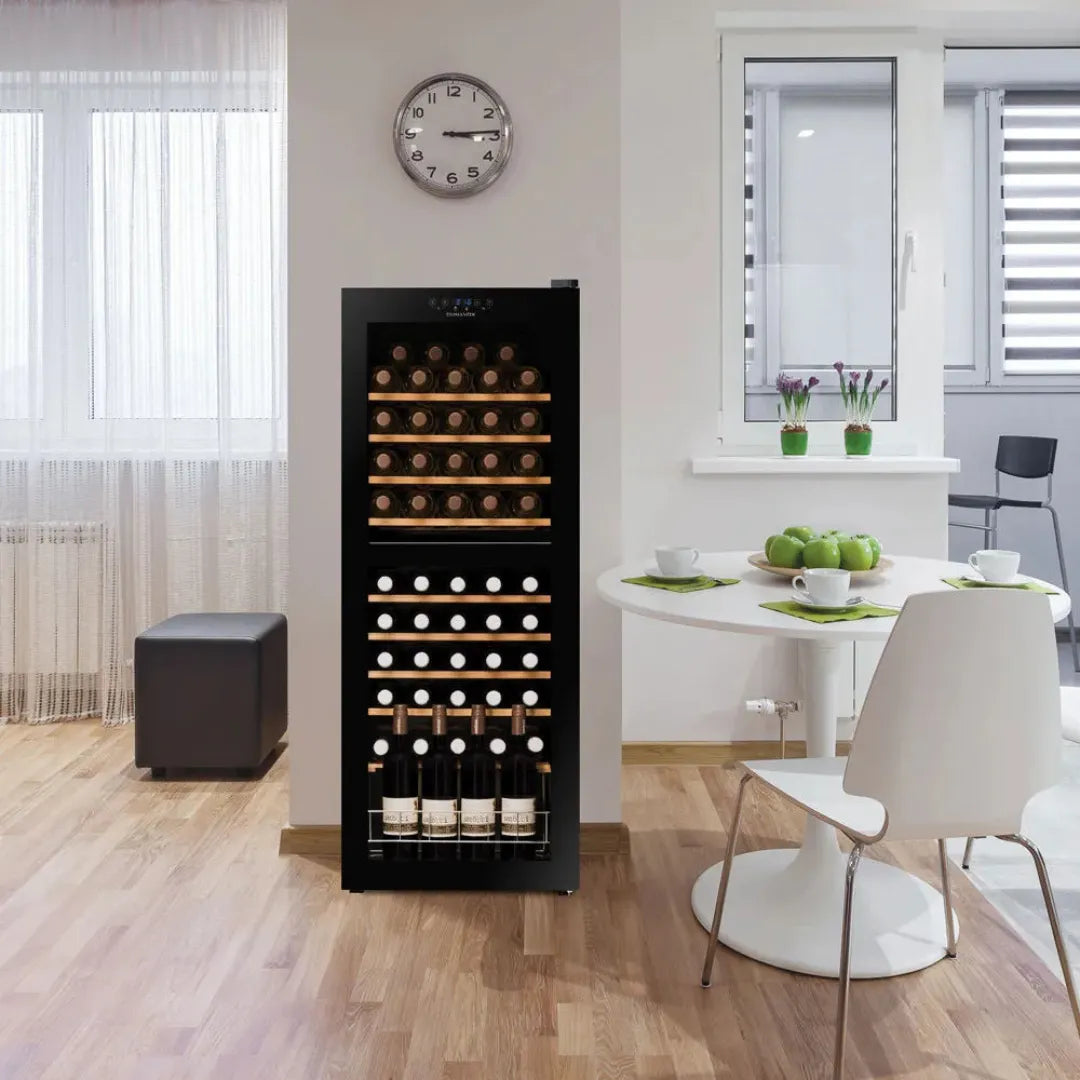 Cava para vinos de 46 botellas ubicada en una sala de estar, ideal para conservar y exhibir vinos con estilo.