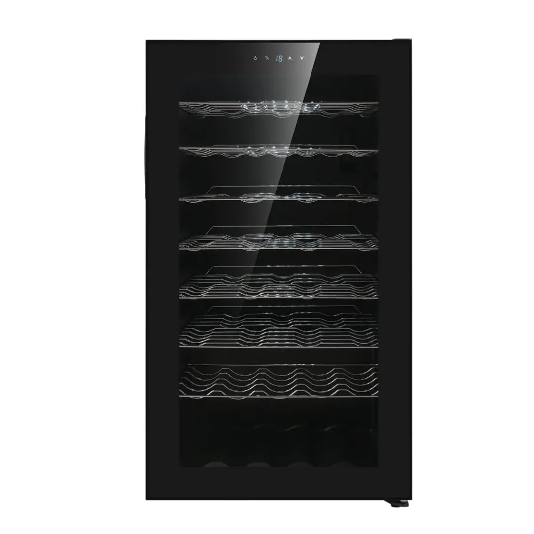 Vista interna de la cava para vinos de 56 botellas, con estantes iluminados y distribución eficiente.