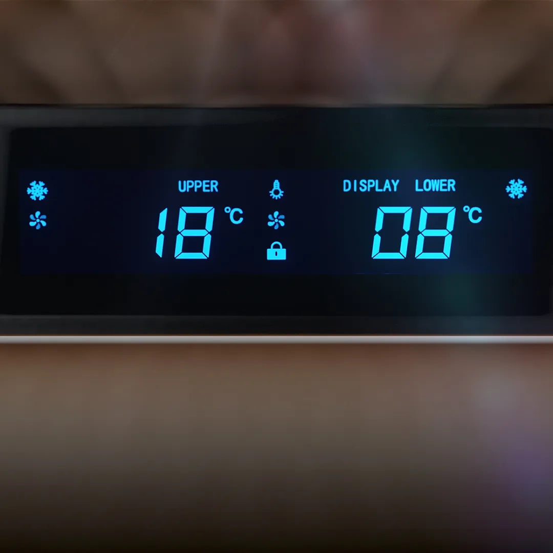 Panel digital con pantalla LED azul de la cava para vinos de 99 botellas, permite un control preciso de la temperatura.