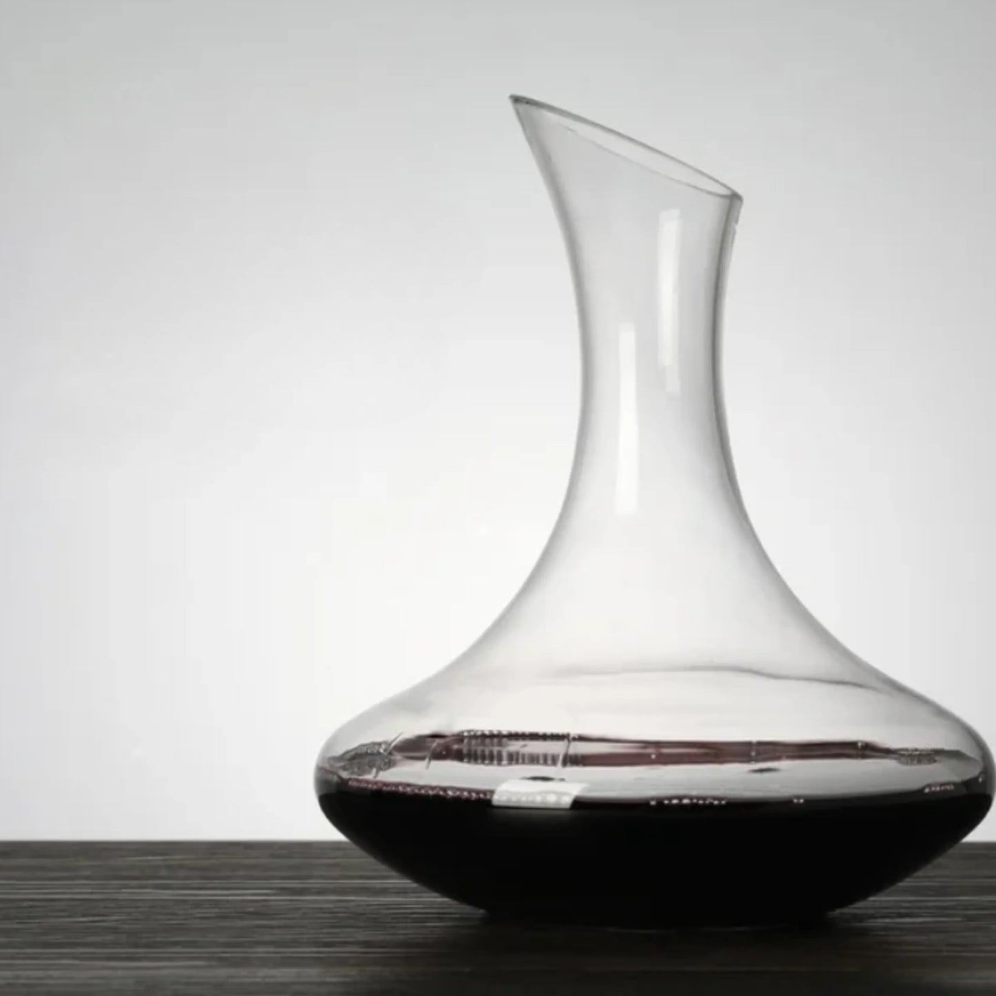 Decantador de 1.8 litros en vidrio elegante, mejora el sabor y suaviza los taninos del vino tinto.