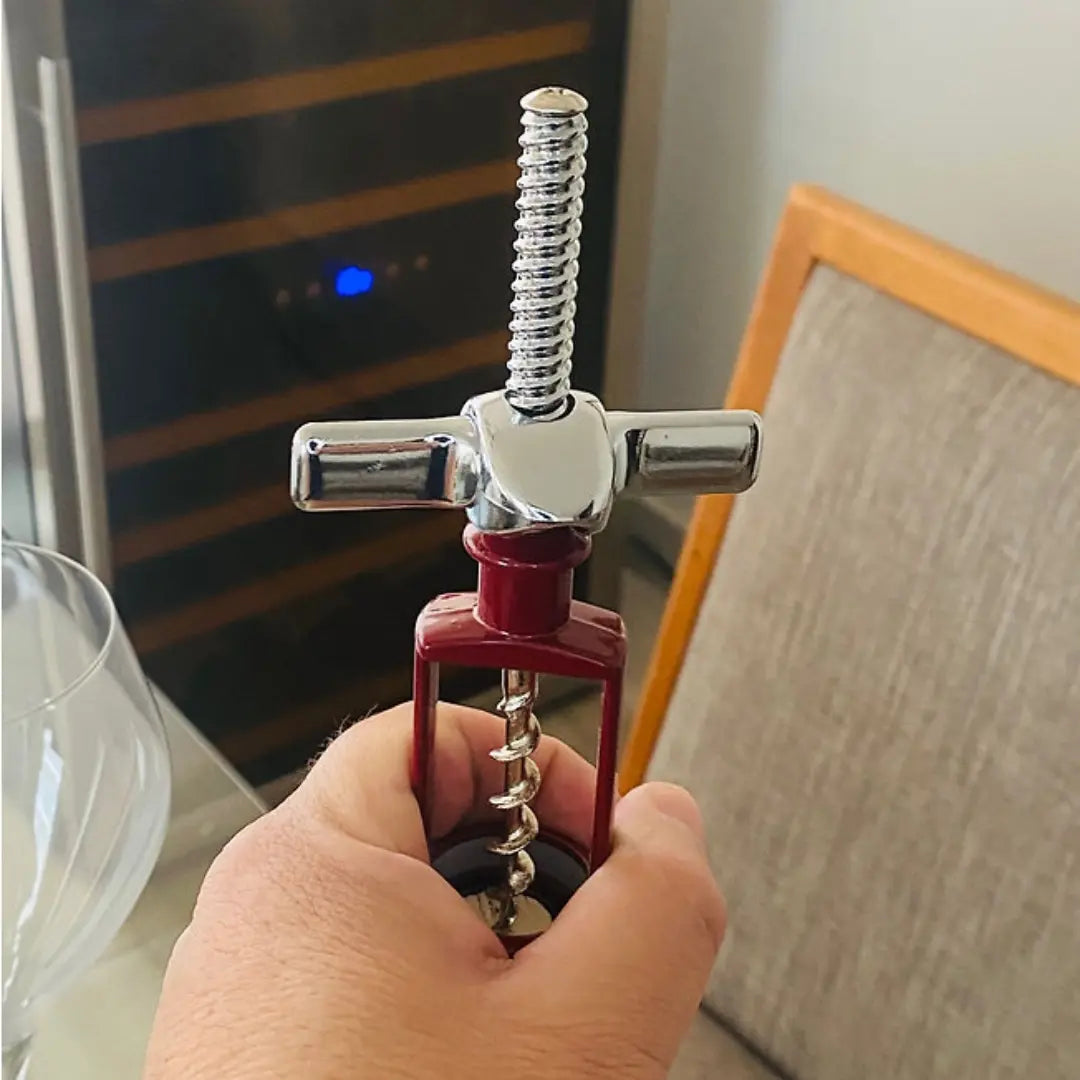 Descorchador italiano Ghidini con mecanismo articulado, ideal para amantes del vino y sommeliers.