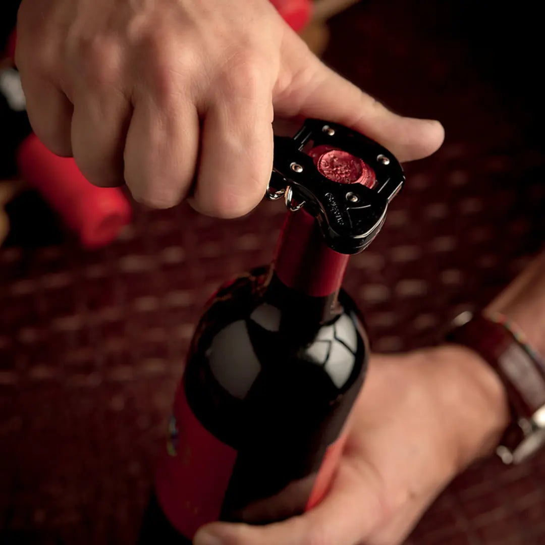 Descorchador profesional Boomerang X-Tend negro, hecho en Italia, diseño moderno y resistente para abrir botellas con facilidad.