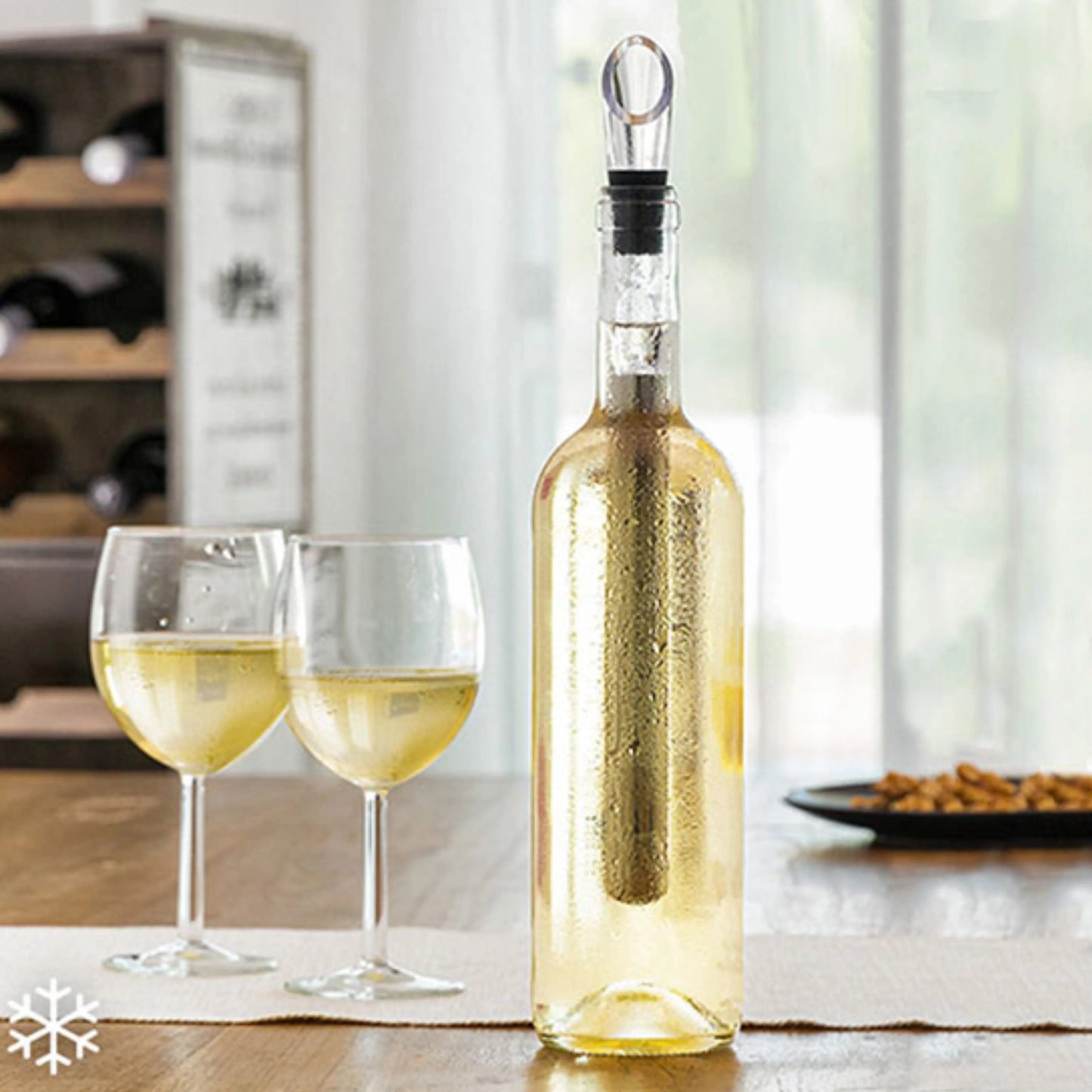 Vara enfriadora de vino con vertedor integrado, fabricada en acero inoxidable para mantener la temperatura ideal de la bebida.