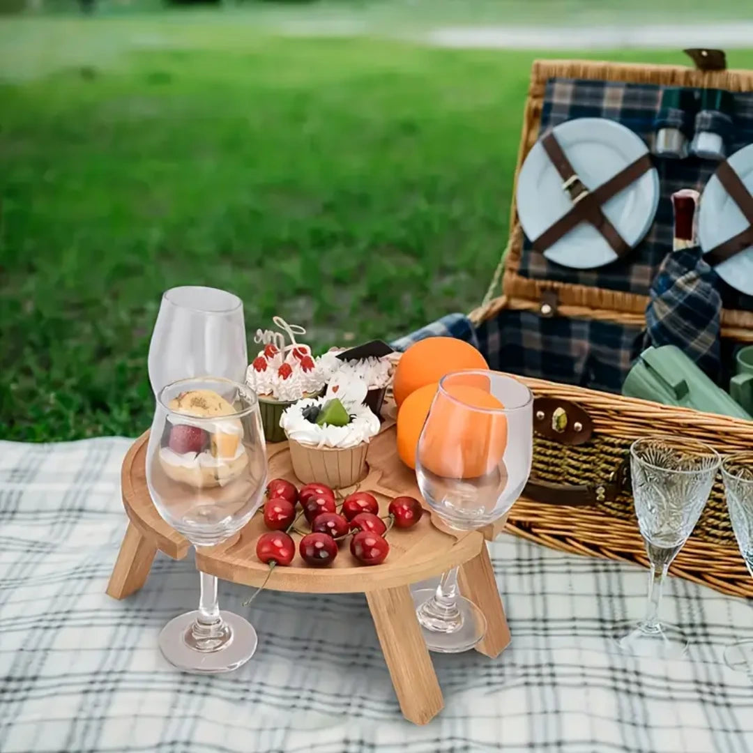 Mesa de picnic para vino con ranuras para copas, diseño elegante y funcional.