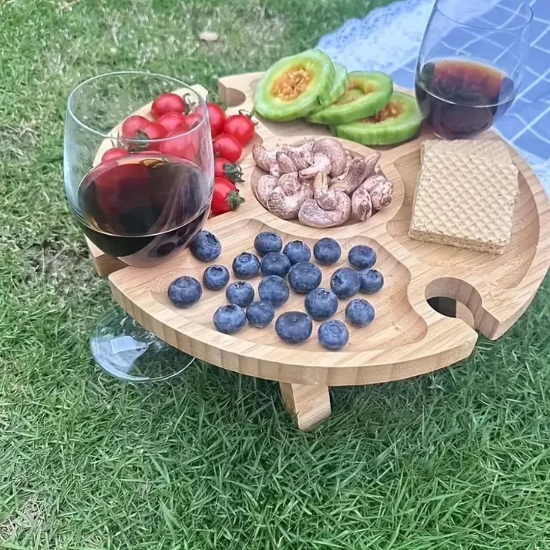 Mesa portátil para picnic y vinos, diseño compacto con soportes para copas y botellas.
