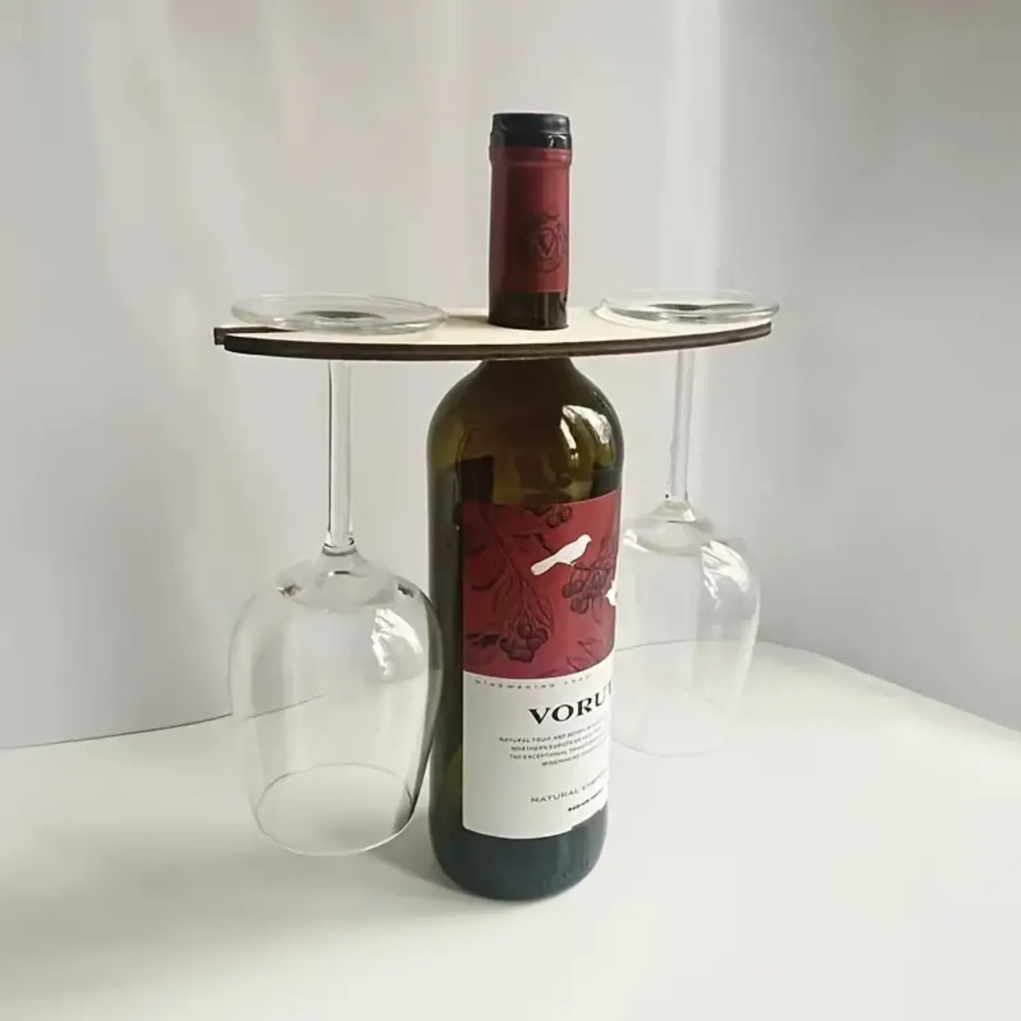 Porta copas de madera para botellas de vino, accesorio funcional que sujeta dos copas para un servicio sofisticado.