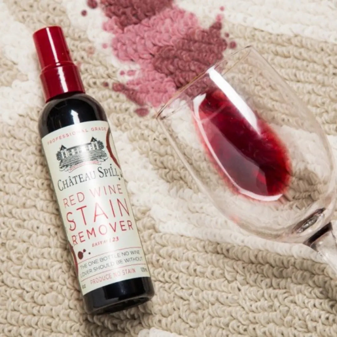 Removedor de manchas Château Spill en formato spray, eficaz contra manchas de vino tinto en ropa, manteles y alfombras.