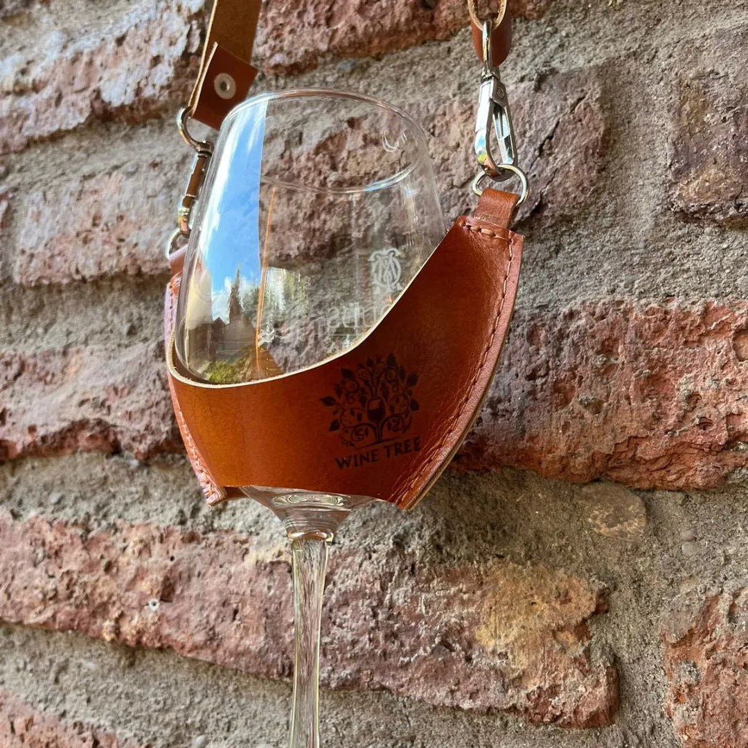 Sostenedor de copas en cuero 100% nacional, accesorio perfecto para eventos de vino y vendimias.
