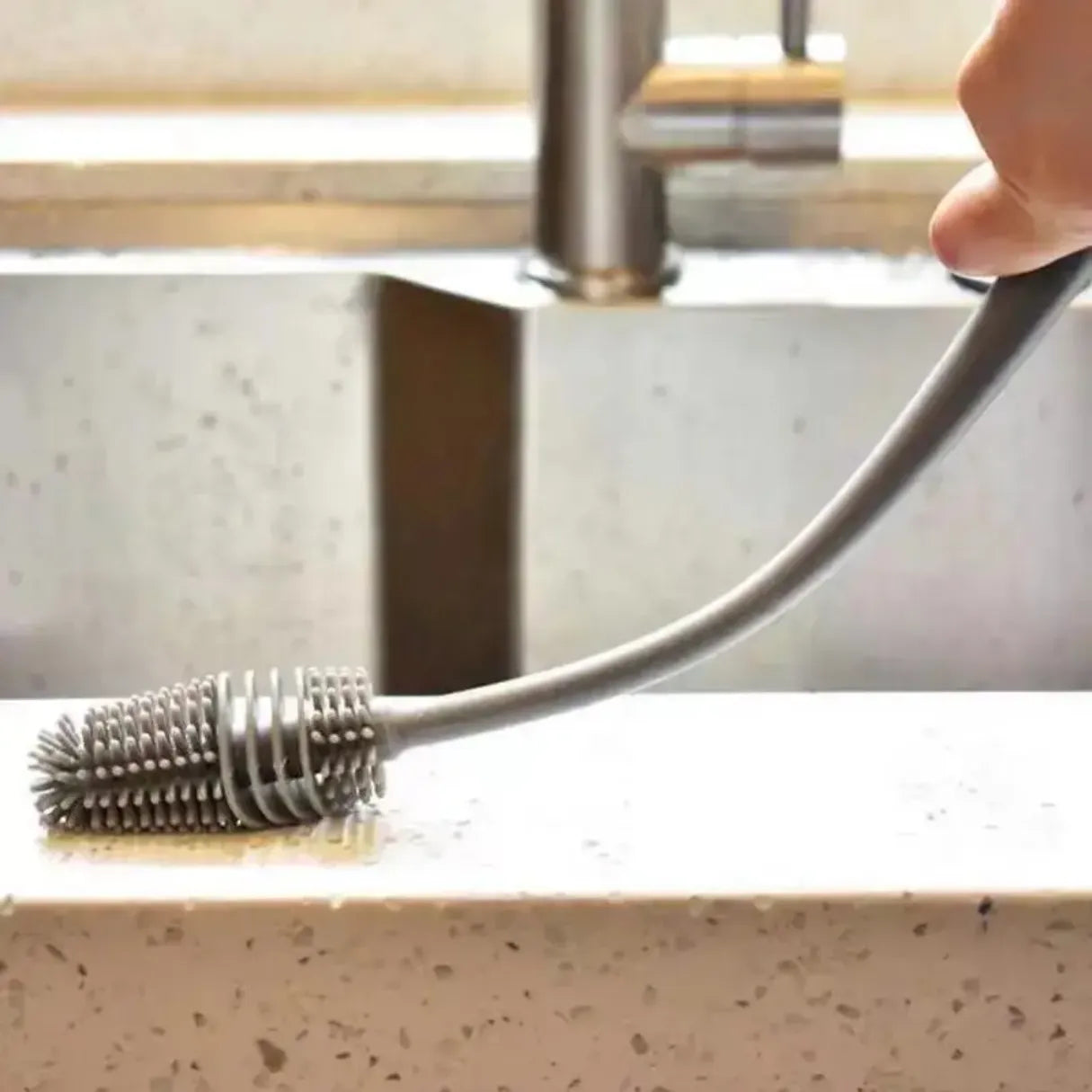 Cepillo limpiador para botellas con cuello estrecho, ideal para eliminar residuos de vino y mantener la higiene.
