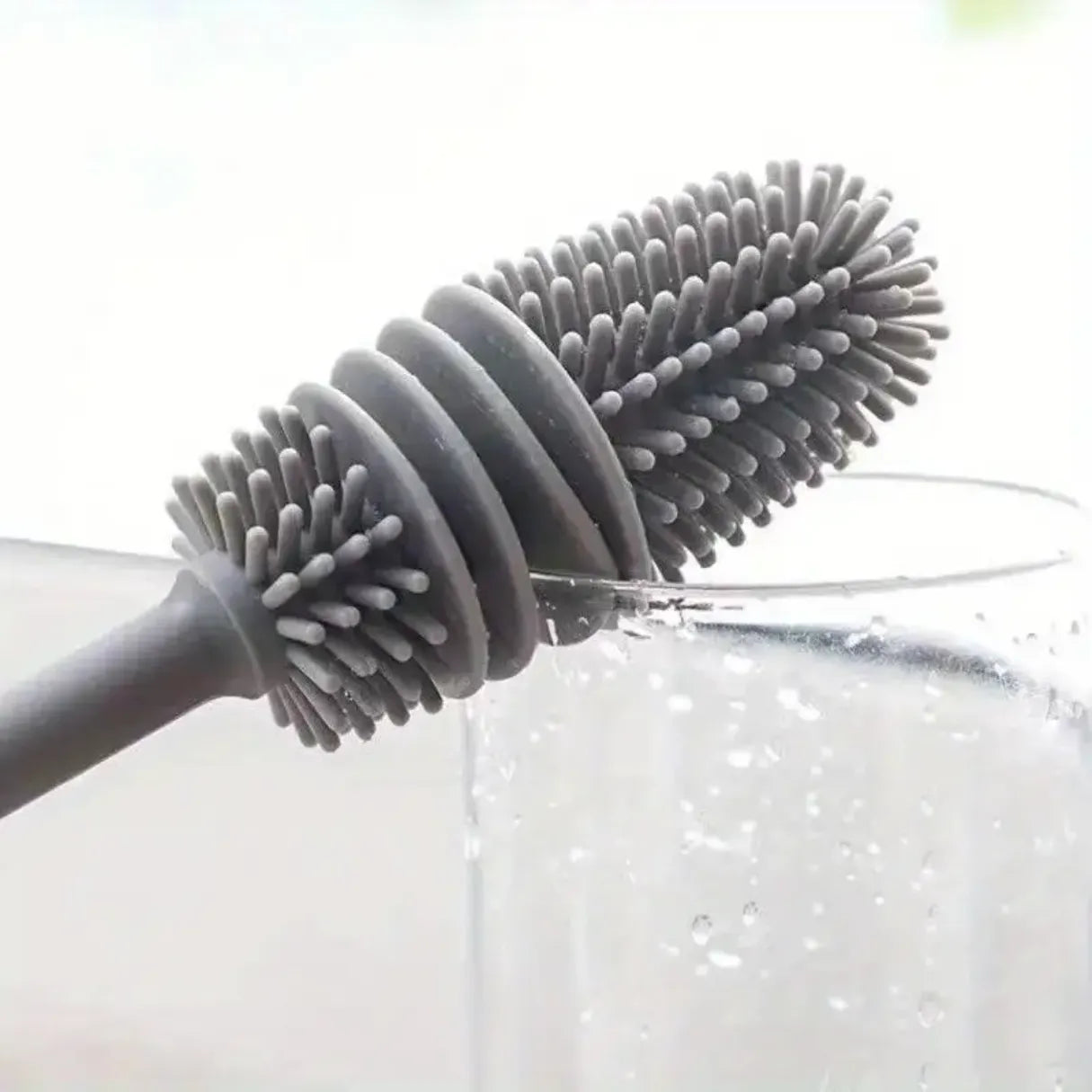 Cepillo limpiador de silicona reutilizable para botellas y copas de vino, facilita la limpieza sin esfuerzo.