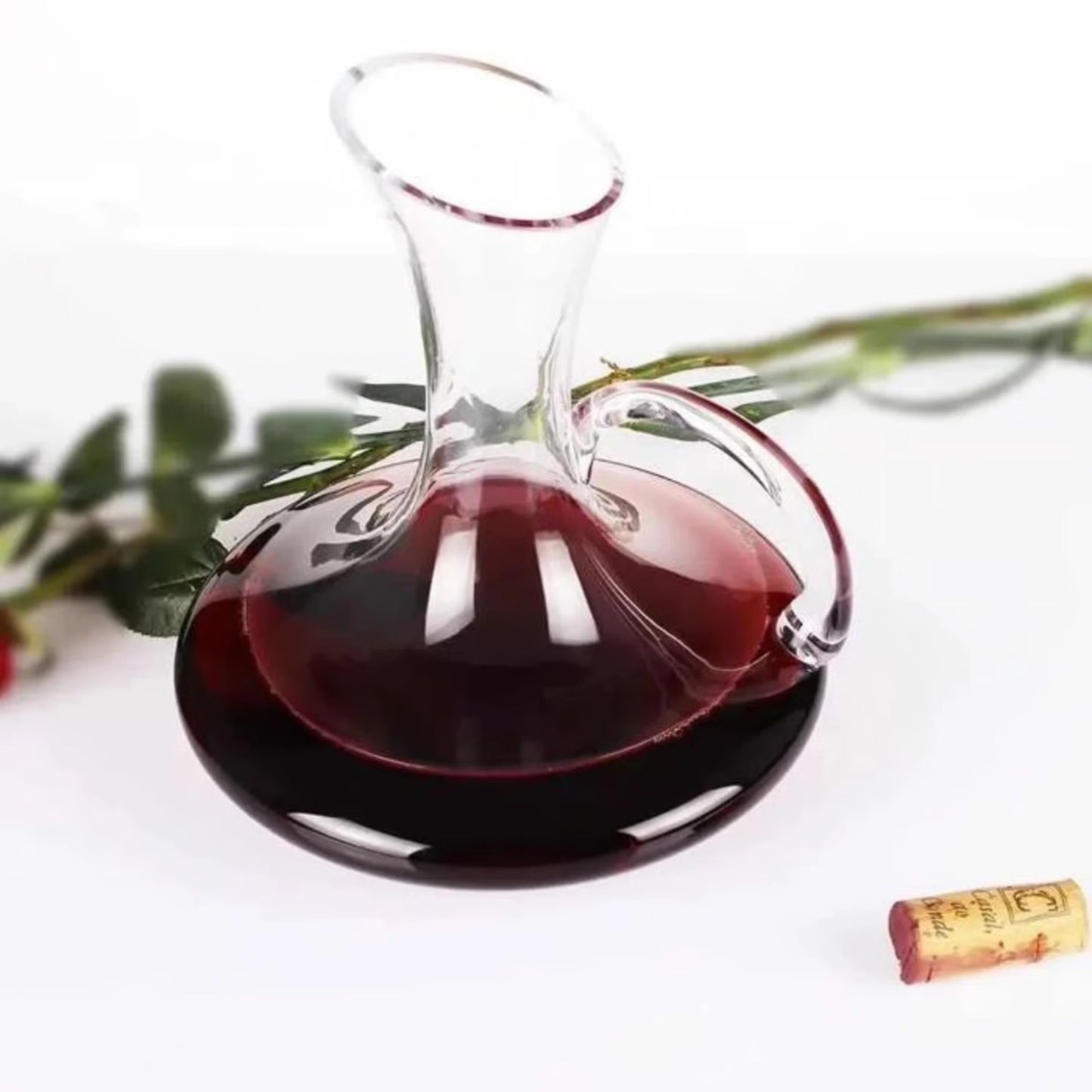 Aireador y decantador de vino con asa de vidrio, diseño sofisticado para potenciar el sabor y la suavidad del vino.