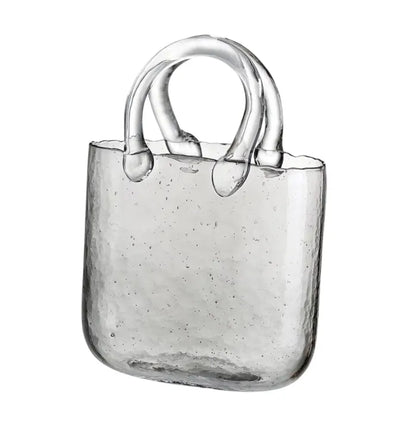 Cartera de vidrio vacía con diseño minimalista, ideal para servir tragos con un toque innovador y creativo.