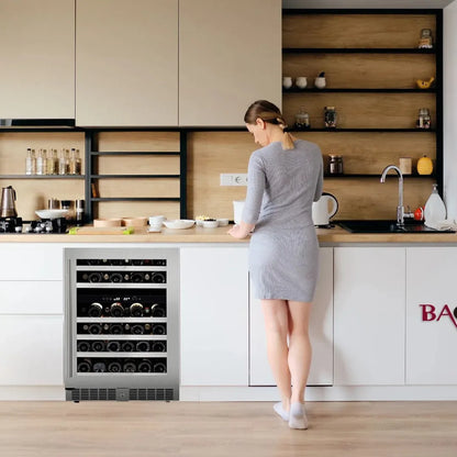 Cava para vinos con capacidad de 46 botellas, integrada en una cocina moderna para un diseño sofisticado.