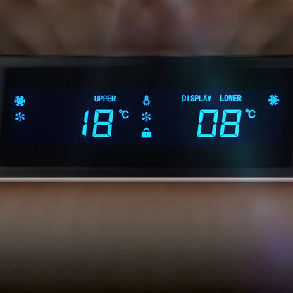 Panel digital con pantalla LED azul de la cava para vinos de 99 botellas, permite un control preciso de la temperatura.