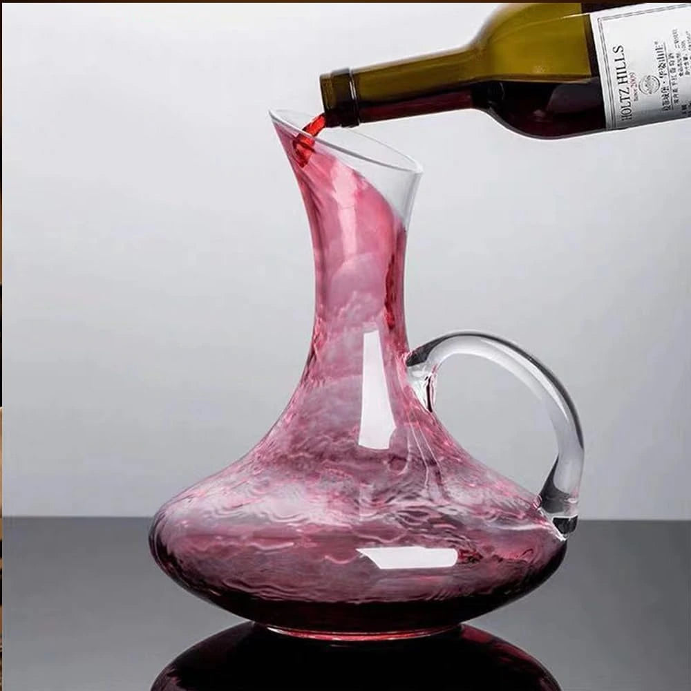 Decantador de vino con asa ergonómica, permite un vertido preciso y filtra sedimentos para una mejor experiencia.