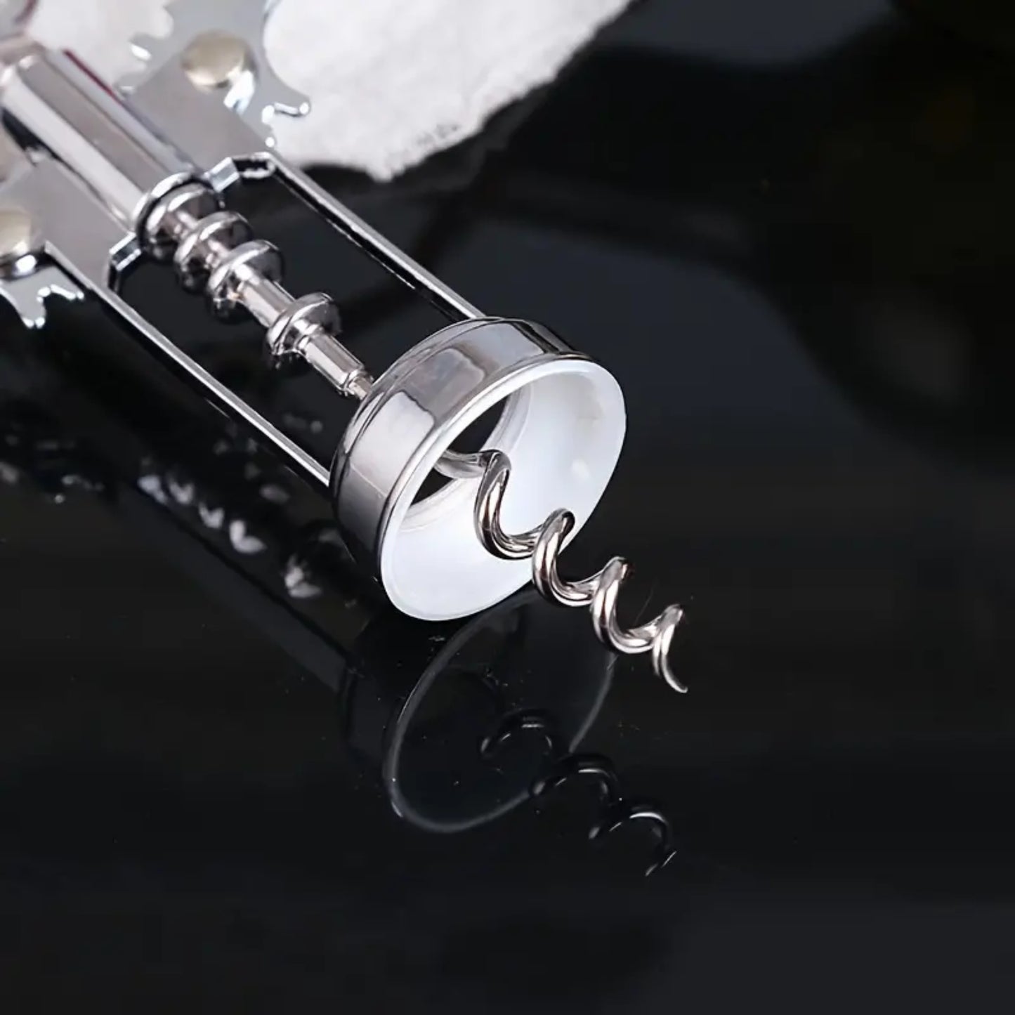 Descorchador de alas en acero de alta resistencia, ideal para abrir vinos tintos y blancos sin esfuerzo.