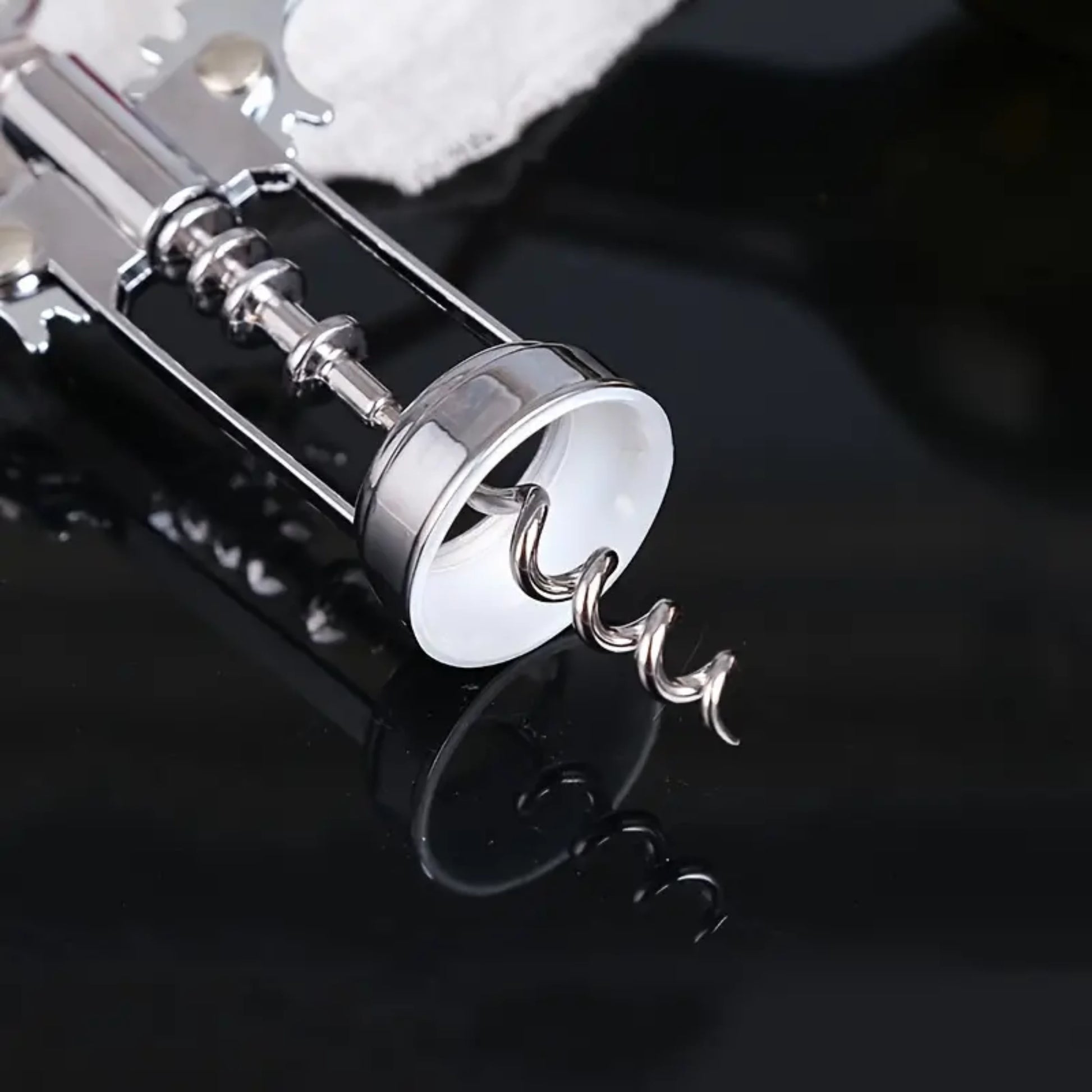 Descorchador de alas en acero de alta resistencia, ideal para abrir vinos tintos y blancos sin esfuerzo.