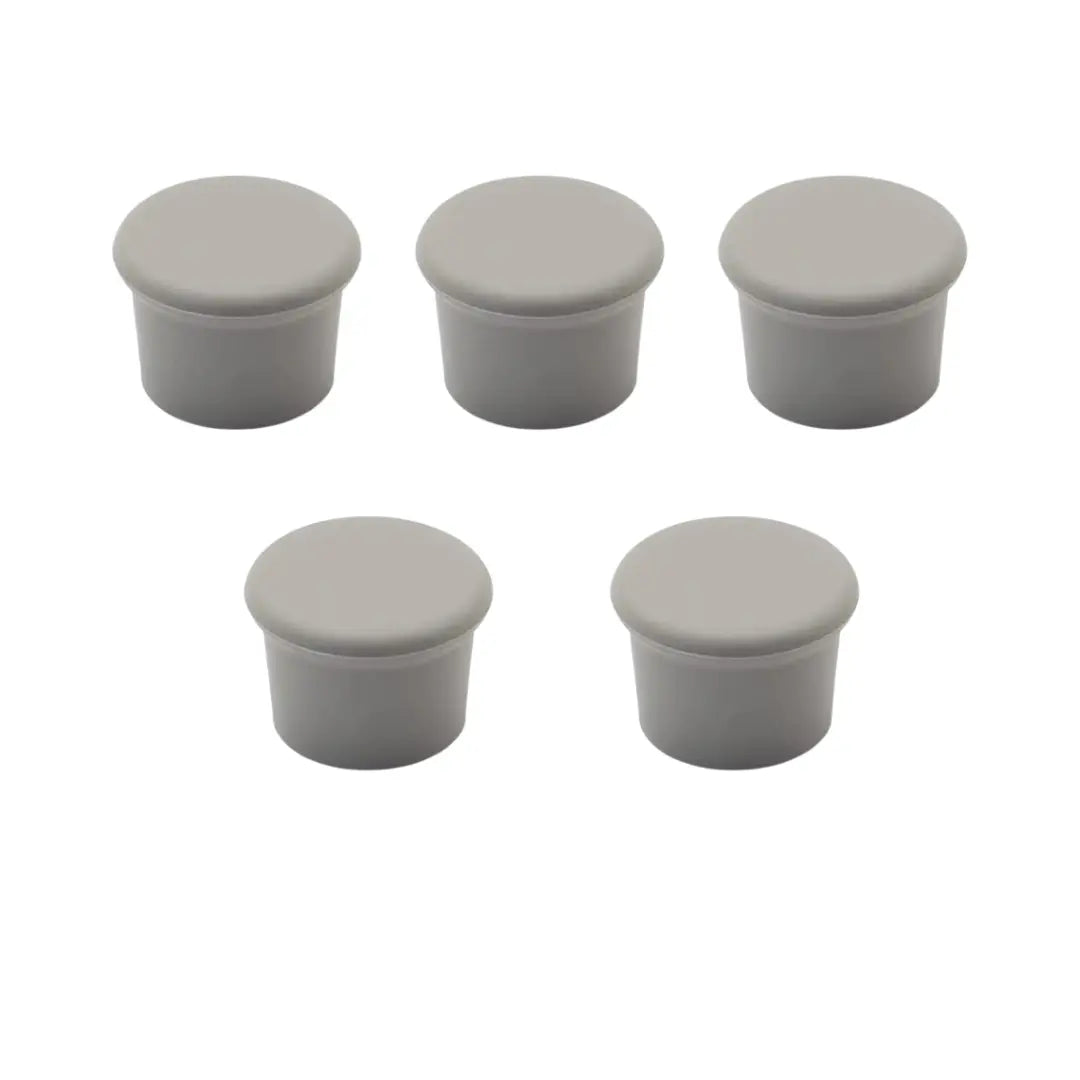 Pack de 5 tapones de silicona gris antiderrame, diseñados para cerrar herméticamente botellas de vino y otras bebidas.
