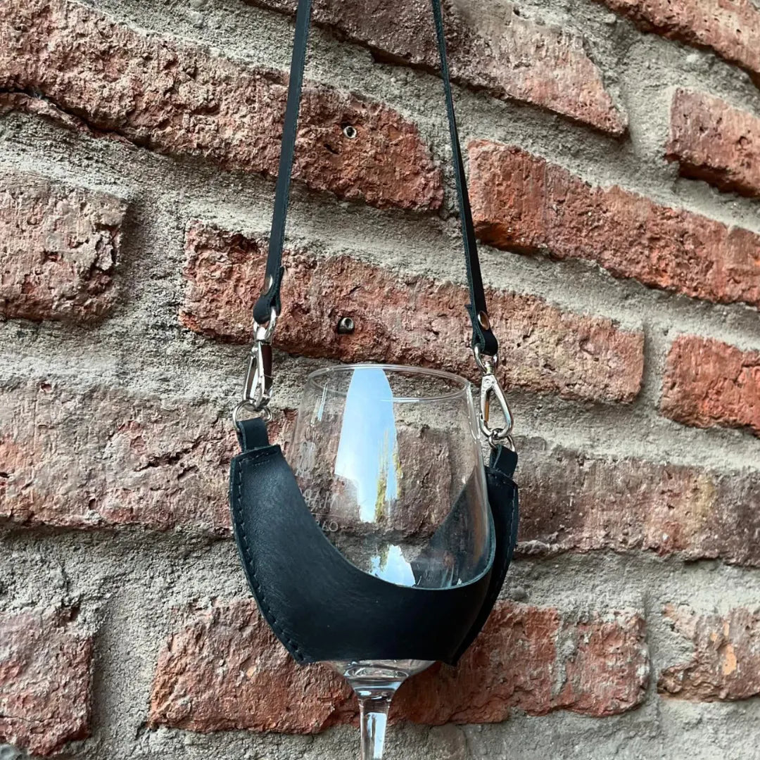 Porta copas de cuero negro, ideal para vendimias y catas de vino, diseño elegante y resistente.