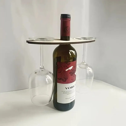 Porta copas de madera para botellas de vino, accesorio funcional que sujeta dos copas para un servicio sofisticado.