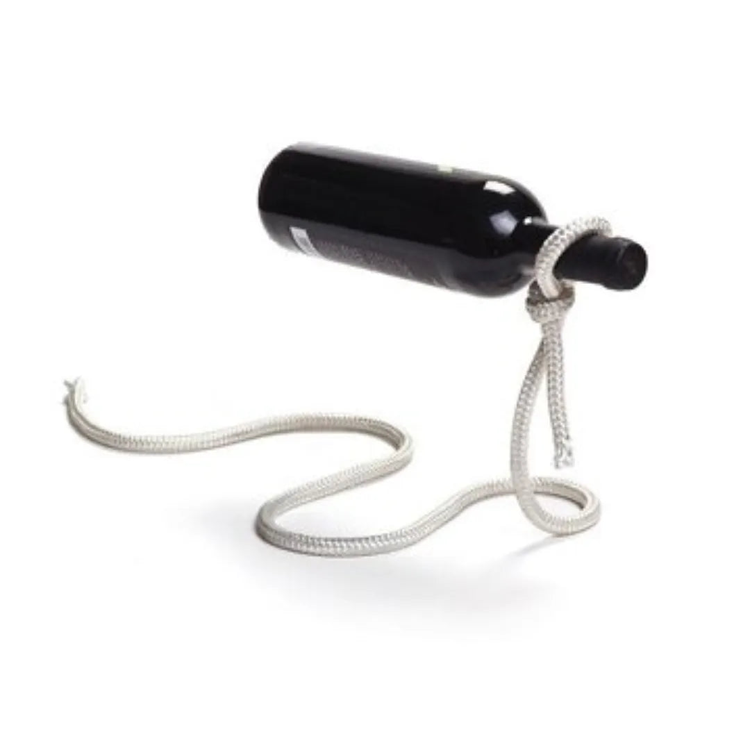 Portabotellas de vino flotante con diseño de cuerda metálica, un accesorio decorativo y funcional para exhibir botellas.
