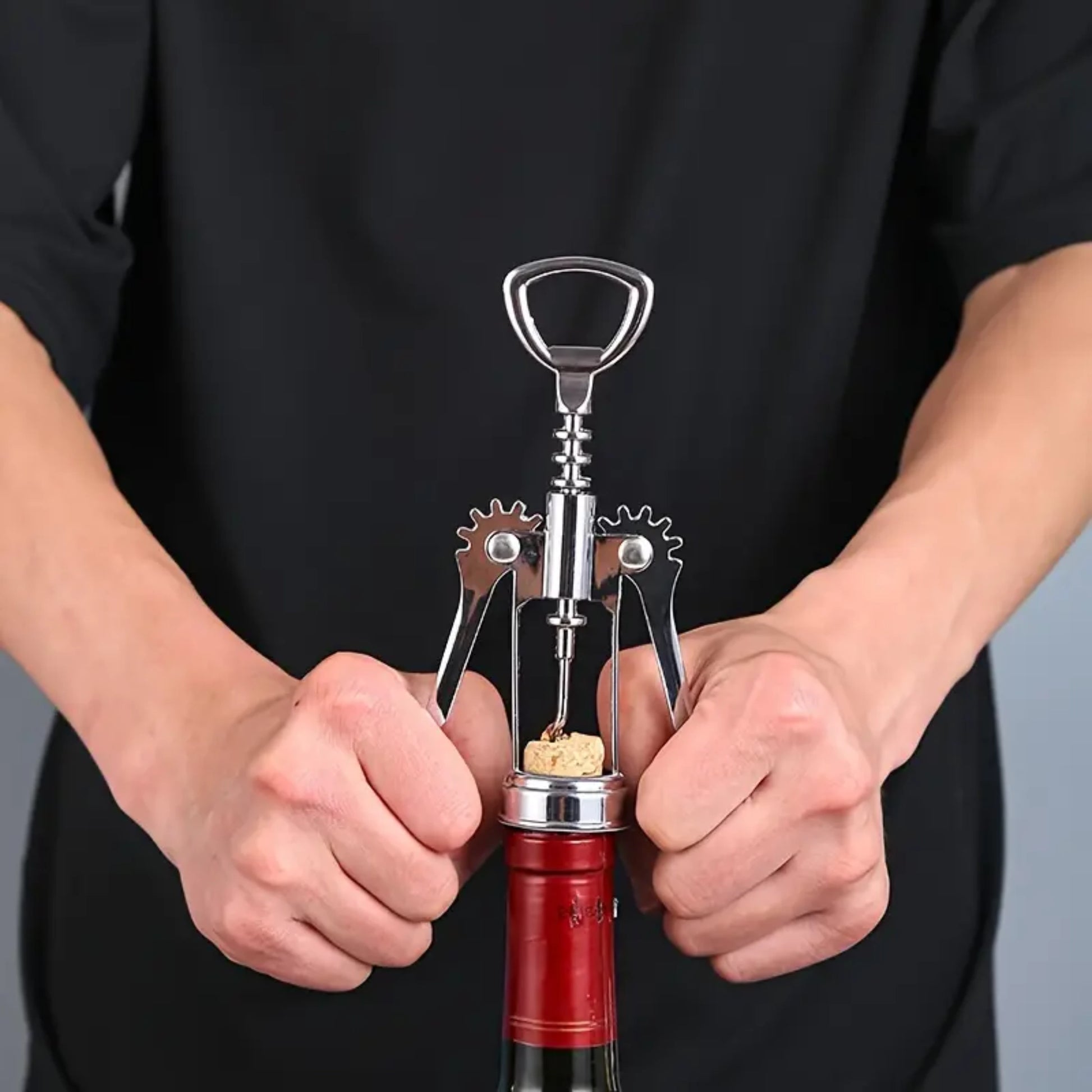 Sacacorchos metálico tipo alas, modelo premium para abrir botellas de vino con precisión y comodidad.
