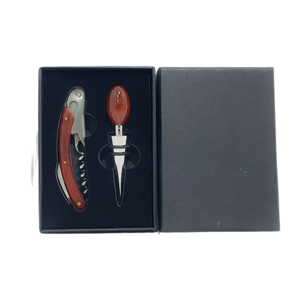 Set de vino elegante con estuche de madera, incluye sacacorchos y tapón para conservar el vino.