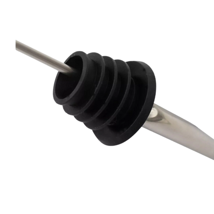 Tapón vertedor antigoteo en acero inoxidable con base de silicona negra, ideal para vino y licores.