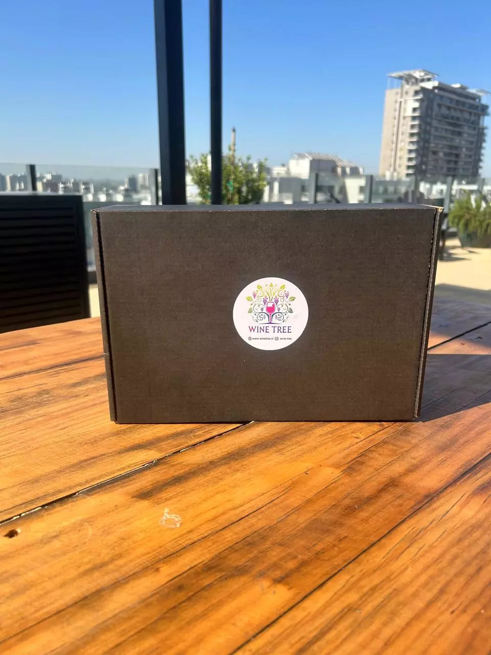 Caja Wine Box elegante para almacenamiento y transporte de botellas de vino con estilo y seguridad.