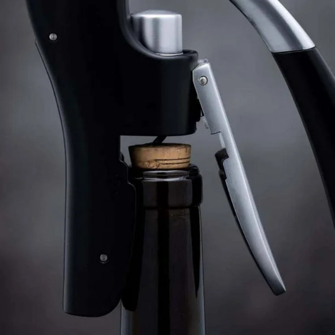 Sacacorchos profesional tipo palanca en color negro, ideal para abrir botellas de vino fácilmente en Chile.